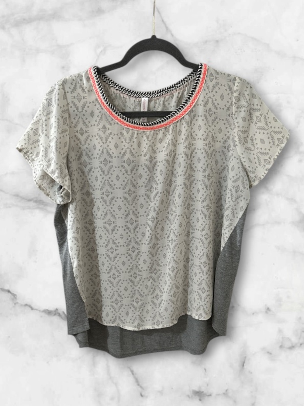 Xhilaration grey and white patterned short sleeve top size X-Large